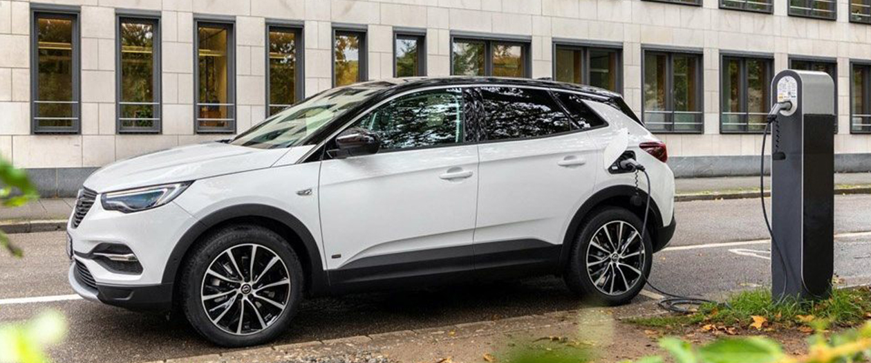 Opel Grandland X primer híbrido enchufable con tracción delantera, sale de la línea de producción