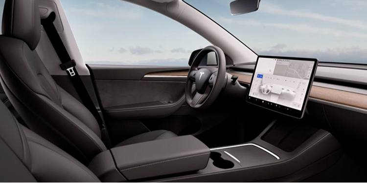 Interior del vehículo Tesla Model Y Gran Autonomía AWD